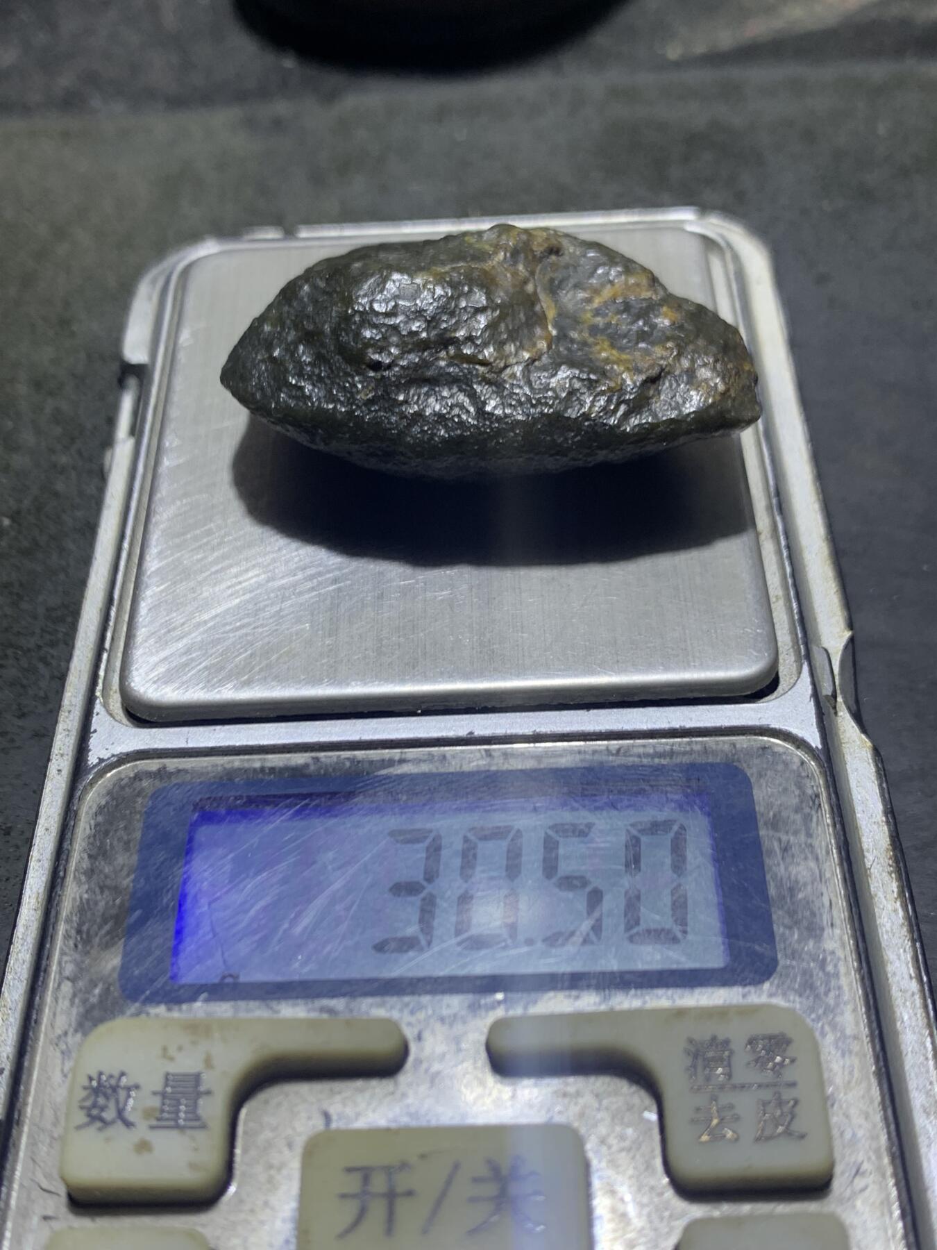 新疆戈壁风化纹糖青料和田玉原石一颗，