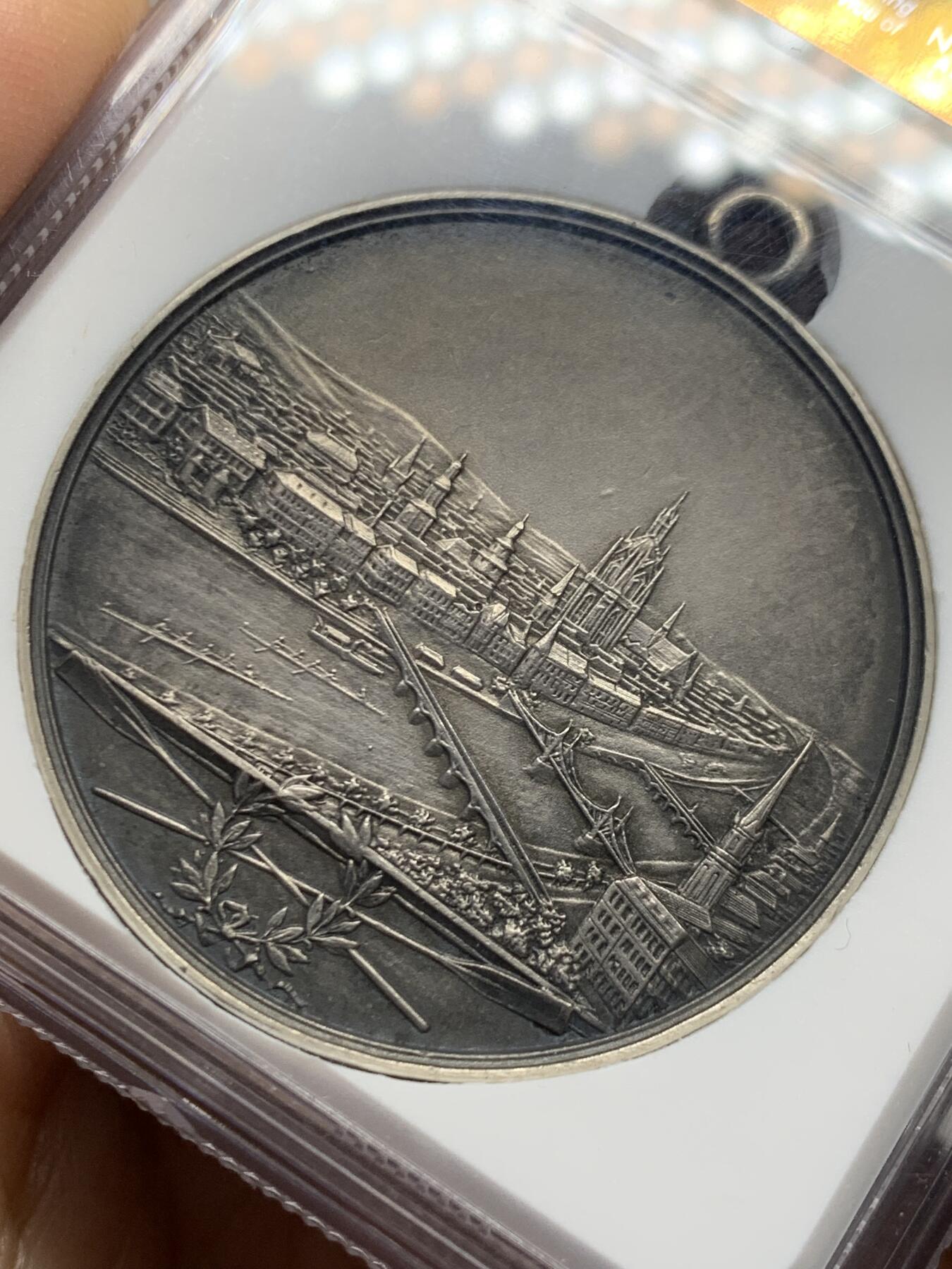 《竞宝斋》第453场 周日，周一 2场连拍 （全场包邮，欢迎送拍） NGC MS64 德国1904年法兰克福帆船大赛纪念大银章 罕见珍稀法兰城景观配法兰鹰大银章 高点锋芒毕现顶级收藏品质