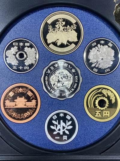 《竞宝斋》第453场 周日，周一 2场连拍 （全场包邮，欢迎送拍） - 日本2001年精制套币，含7克龙镀金纯银币章，银章为复刻明治八年日本贸易银元。