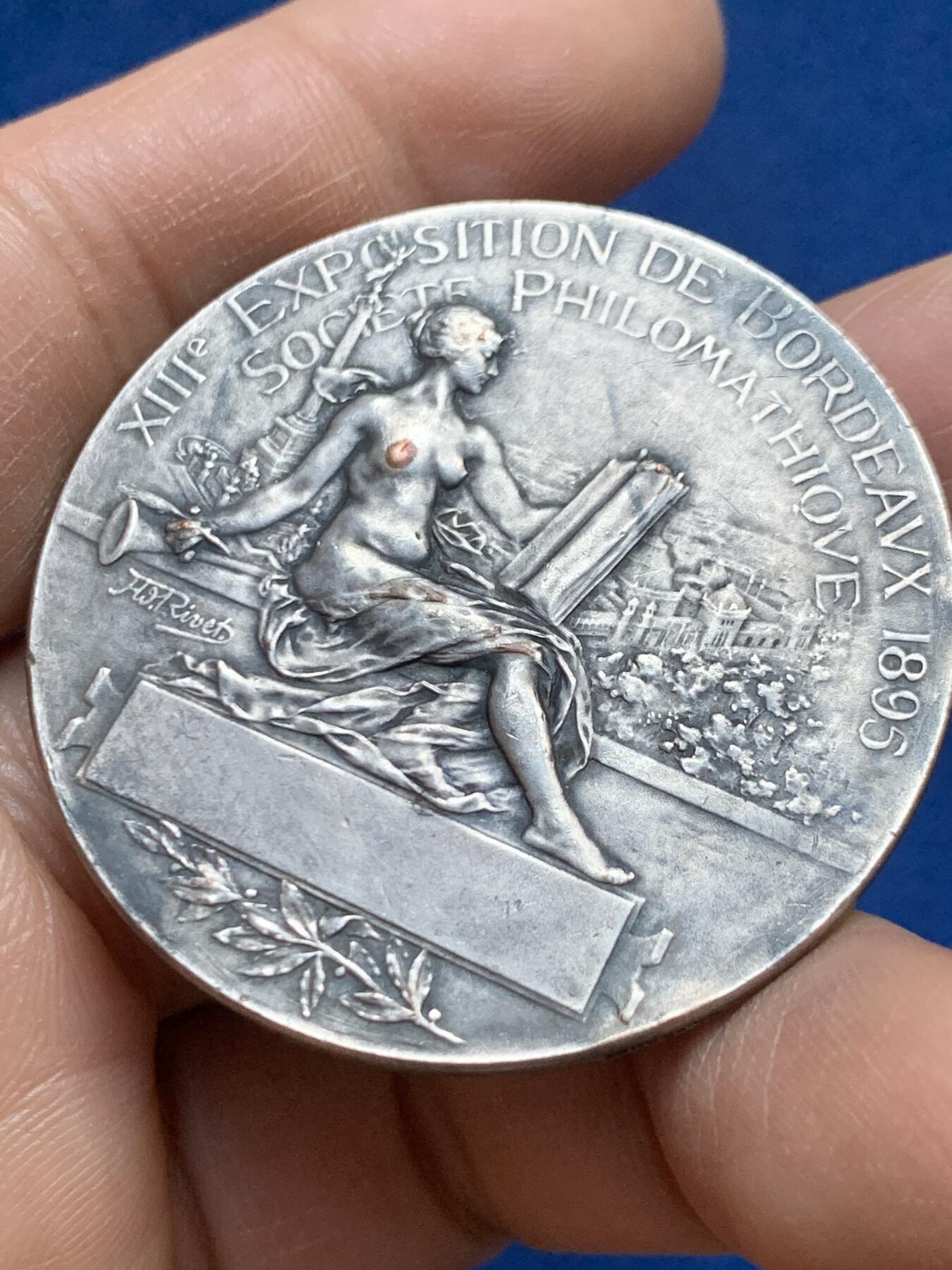 《竞宝斋》第453场 周日，周一 2场连拍 （全场包邮，欢迎送拍） 1895年法国波尔多博览会纪念镀银铜章 41.25克 44mm 丰饶角铜标