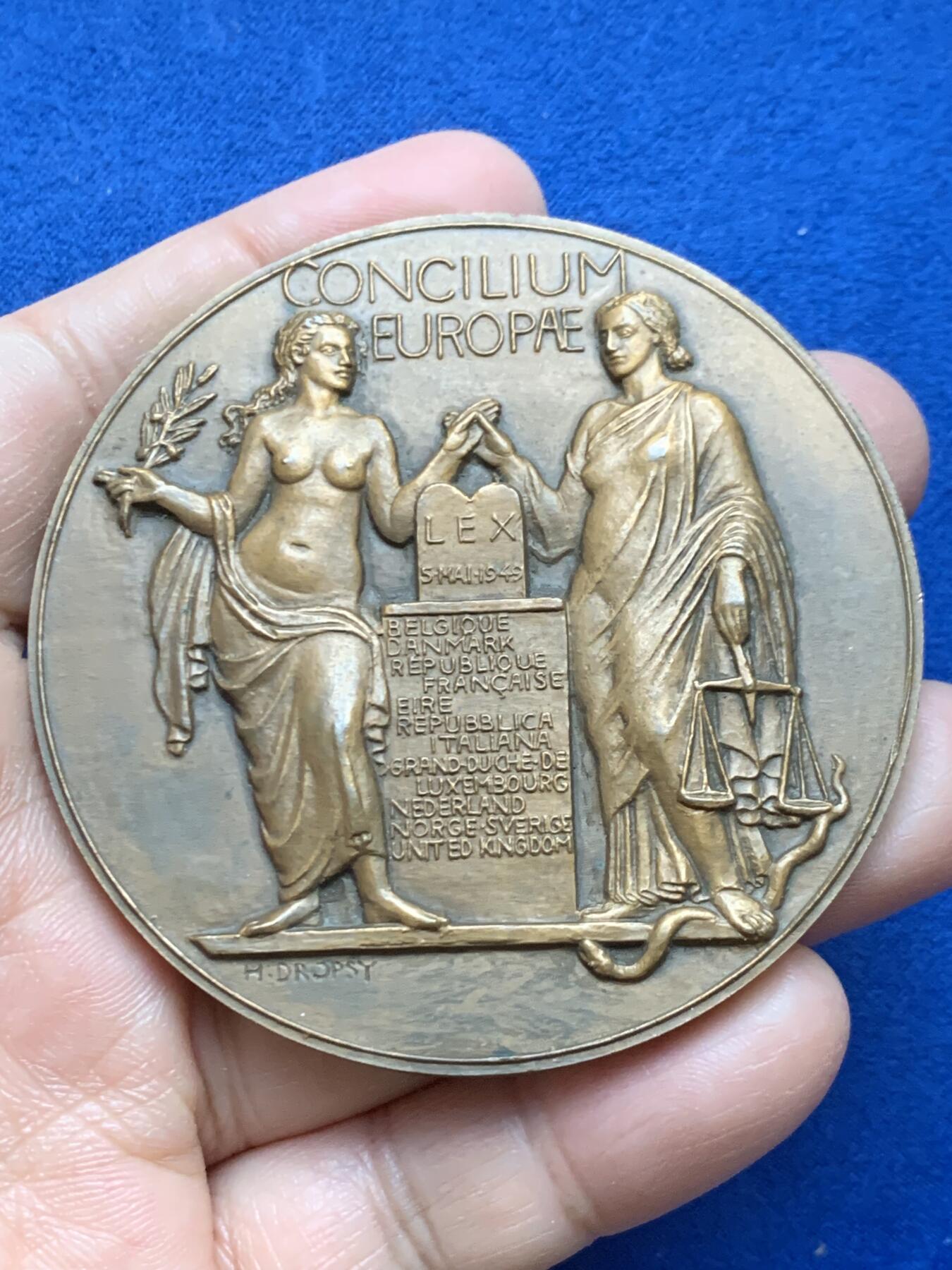 《竞宝斋》第453场 周日，周一 2场连拍 （全场包邮，欢迎送拍） 名家名作 欧洲理事会颁发纪念大铜章 高浮雕 140.4克 66.6mm 丰饶角铜标