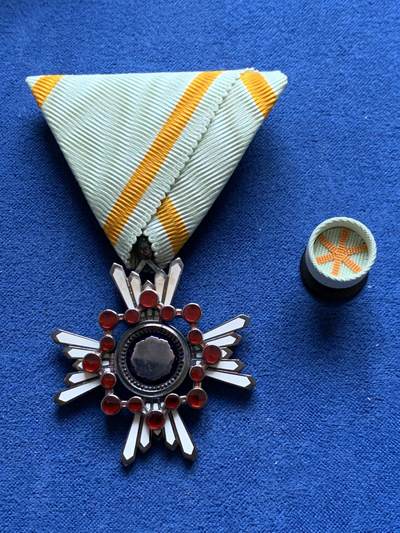 《竞宝斋》第453场 周日，周一 2场连拍 （全场包邮，欢迎送拍） - 日本新六等瑞宝章 银制 总重20克 保存得很好 美品大漆原盒 细节见图