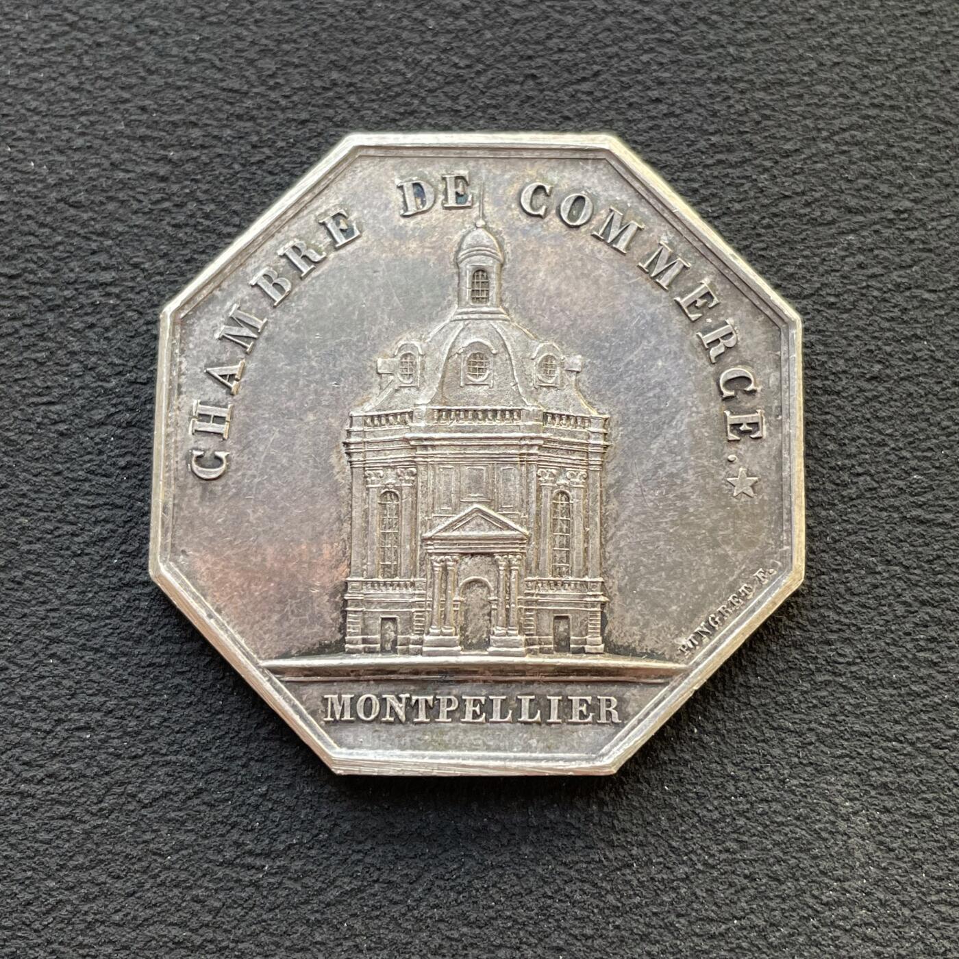「木头集藏」章牌专场-第65场 法国蒙彼利埃工商会八角银章，直径：34 mm，18 g，边铭：丰饶角 1 ARGENT，少见八角，品相很不错。