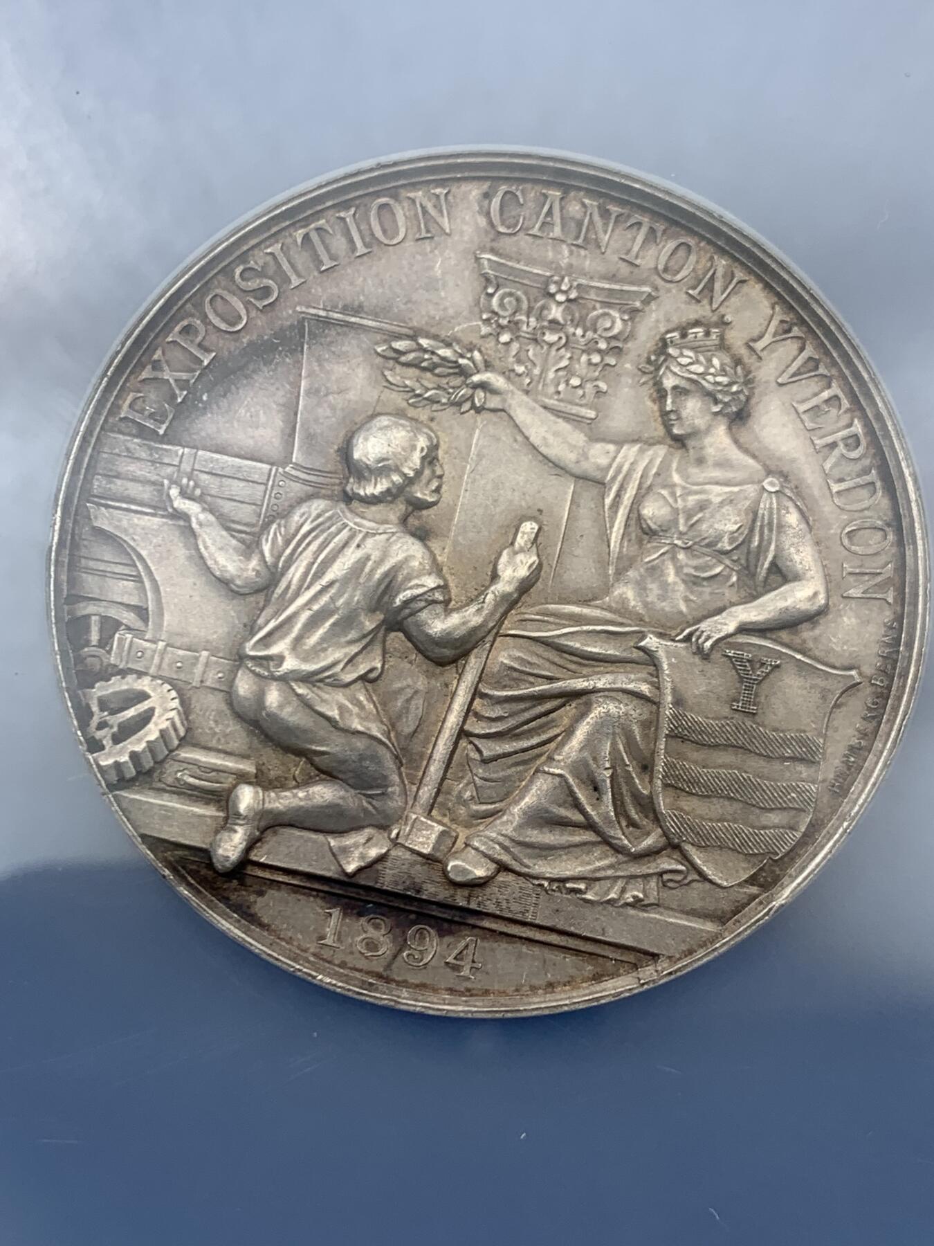 《竞宝斋》第453场 周日，周一 2场连拍 （全场包邮，欢迎送拍） NGC MS61 瑞士 1894年 伊韦尔东 工业博览会大银章 加大加厚盒装