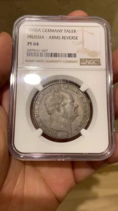 《竞宝斋》第453场 周日，周一 2场连拍 （全场包邮，欢迎送拍） NGC PF64 德国1858年普鲁土威廉四世离冠鹰精制泰勒银币 威廉四世离冠鹰承继之作 阴阳包浆 人像面欧陆酱五彩 鹰面银霜满挂高浮雕 打制锋利 NGC唯一冠军分 实物上手异常惊艳