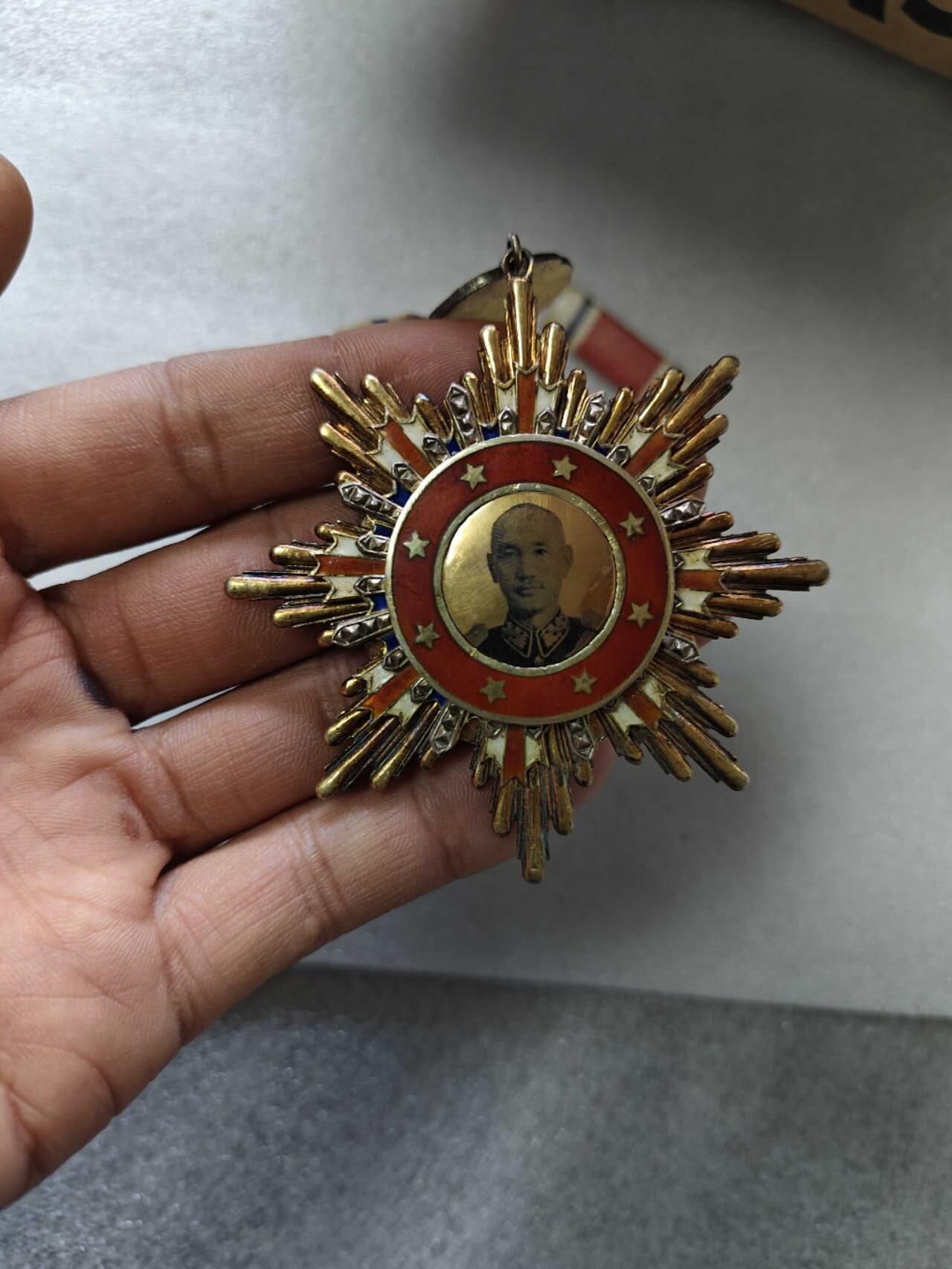 带原盒民国八年抗战胜利勋章全品几乎早期特小号809号