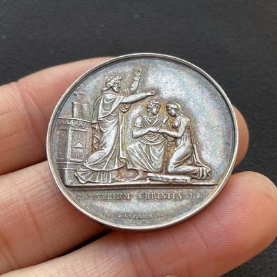 「木头集藏」章牌专场-第65场 - 法国婚礼纪念银章，直径：33.4 mm，16.3 g，边铭：手指 ARGENT，彩色氧化很漂亮。