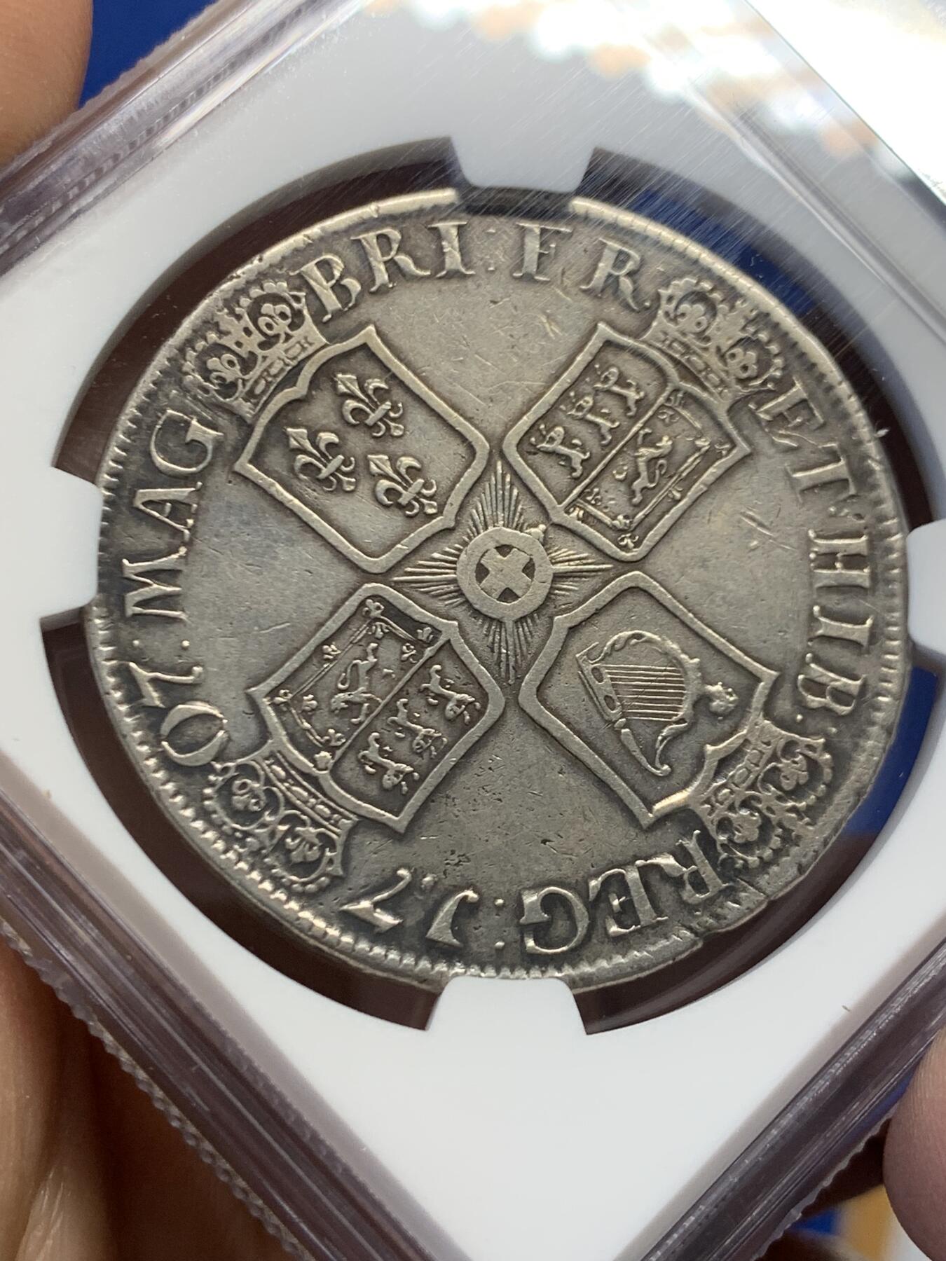 《竞宝斋》第453场 周日，周一 2场连拍 （全场包邮，欢迎送拍） NGC VFD 英国1707年安妮女王克朗，人像下字母E代表爱丁堡造币厂铸造，仅发行2年。历经300多年依然细节满满。上海N低评。