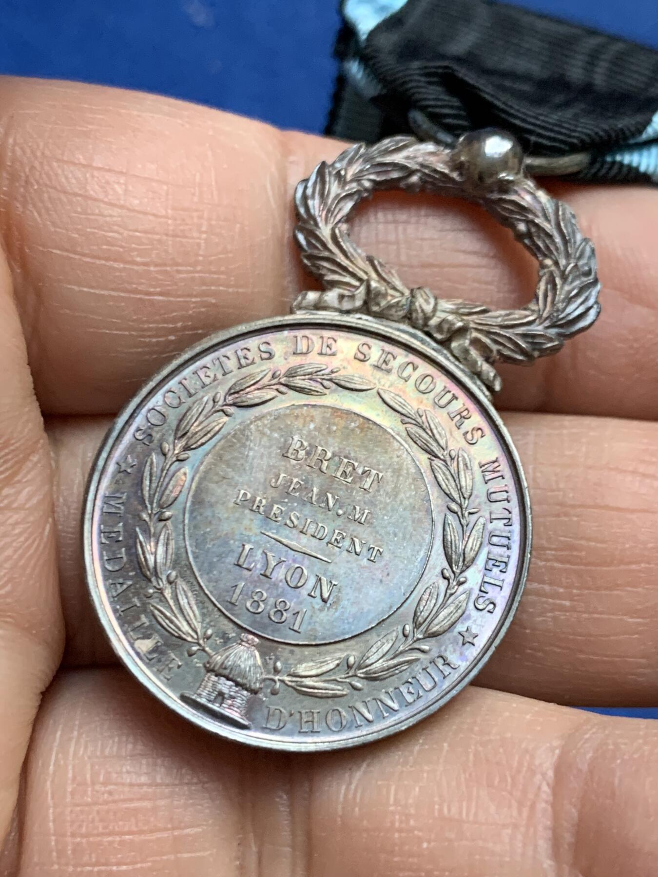 《竞宝斋》第453场 周日，周一 2场连拍 （全场包邮，欢迎送拍） 法兰西互助协会银质荣誉奖章 保存极好 总重约17.4克 丰饶角银标 带原盒