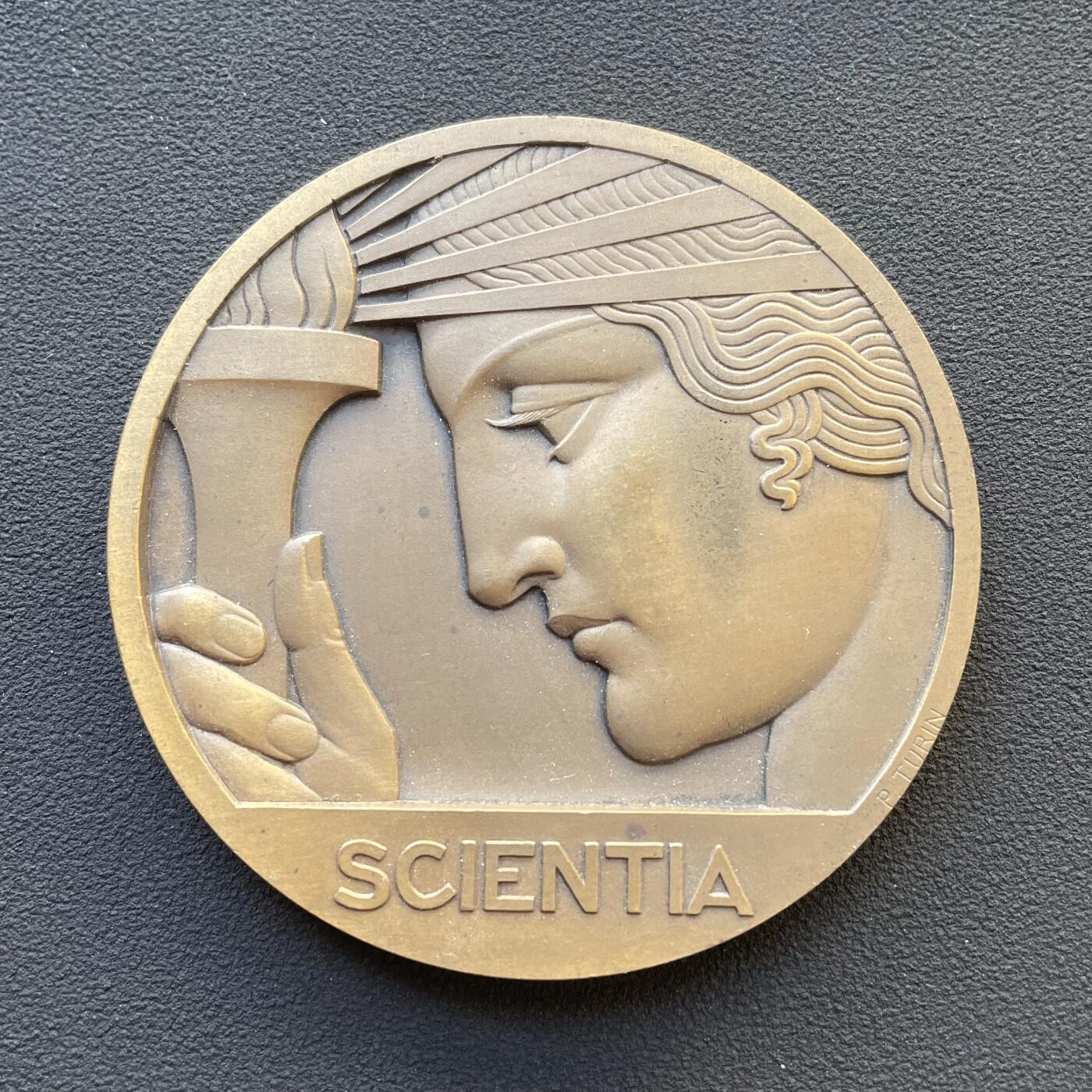 「木头集藏」章牌专场-第65场 法国公开学术院建校四百周年纪念大铜章，直径：67.4 mm，142.7 g，边铭：丰饶角 BRONZE，装饰风格，少见铜章，品相很不错。法兰西公学院由法国国王弗朗索瓦一世于1530年下令创立，是法国最古老的高等学术研究机构。