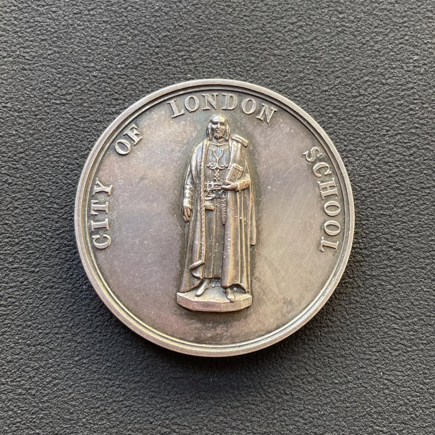 「木头集藏」章牌专场-第65场 1872年英国伦敦城市学院书法竞赛银奖章，直径：38.4 mm，30.3 g，少见银章，品相不错。