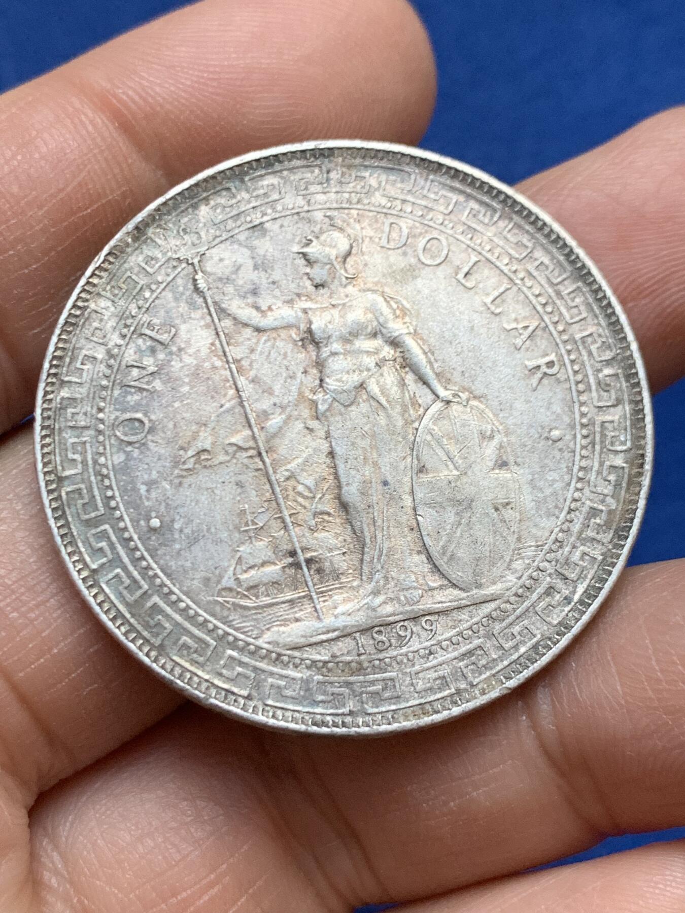 《竞宝斋》第453场 周日，周一 2场连拍 （全场包邮，欢迎送拍） 英国1899年b版站洋壹元银币，原味，铸纹清晰，底光仍存