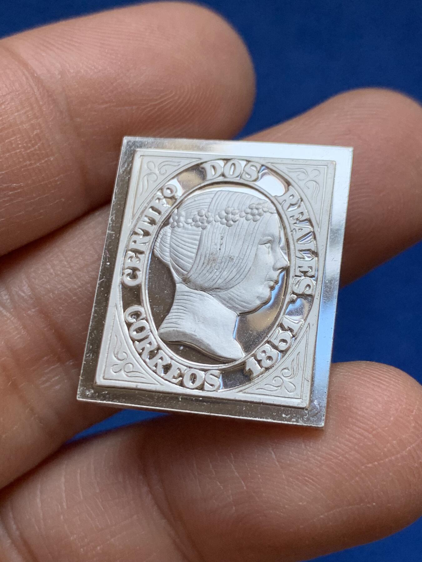 《竞宝斋》第453场 周日，周一 2场连拍 （全场包邮，欢迎送拍） 西班牙1851年猪头妹纯银邮票2雷亚尔方型复古银章 8.5克 925银