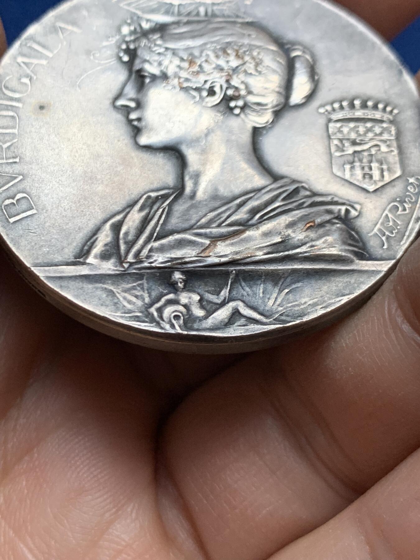 《竞宝斋》第453场 周日，周一 2场连拍 （全场包邮，欢迎送拍） 1895年法国波尔多博览会纪念镀银铜章 41.25克 44mm 丰饶角铜标