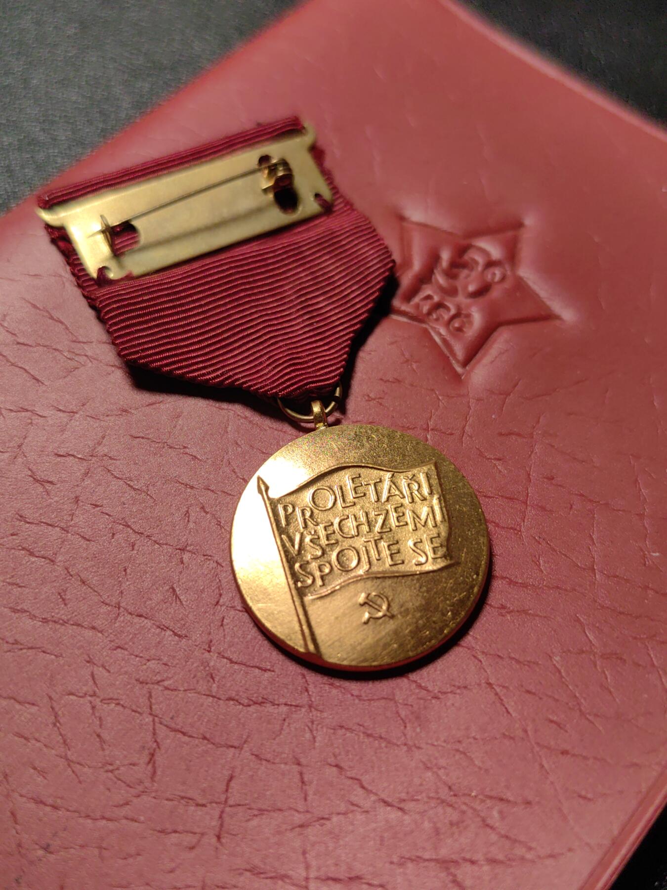 靖甫拍卖新拍第一场 捷克斯洛伐克革命50周年奖章带证书