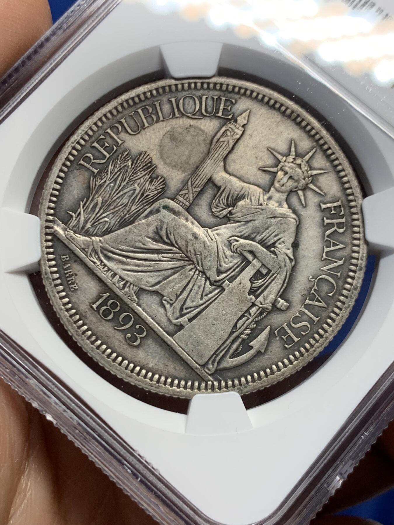 《竞宝斋》第453场 周日，周一 2场连拍 （全场包邮，欢迎送拍） NGC XFD 法属印支 坐洋 1893年A版 1皮亚斯特 银币 加重版