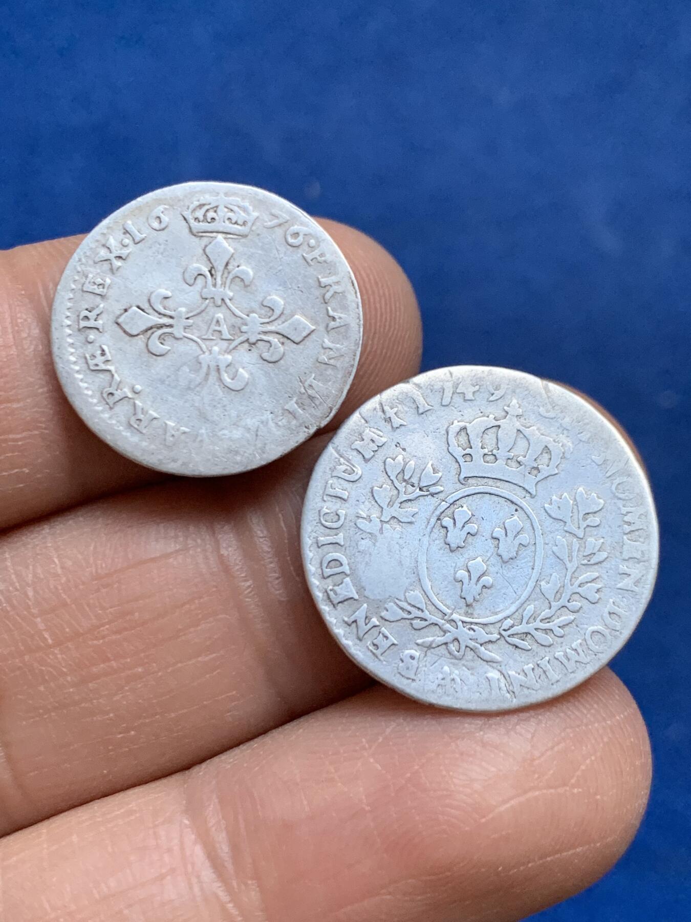 《竞宝斋》第453场 周日，周一 2场连拍 （全场包邮，欢迎送拍） 两枚一组 法国路易十四和路易十五小银币 总重约3.85克