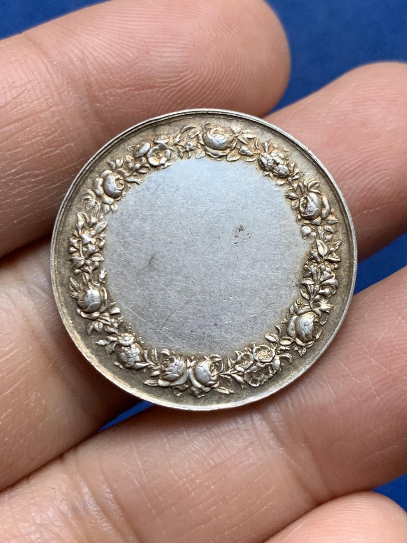 《竞宝斋》第453场 周日，周一 2场连拍 （全场包邮，欢迎送拍） 法国婚姻与爱情纪念银章 背面无刻字 9.9克 27.2mm 丰饶角银标