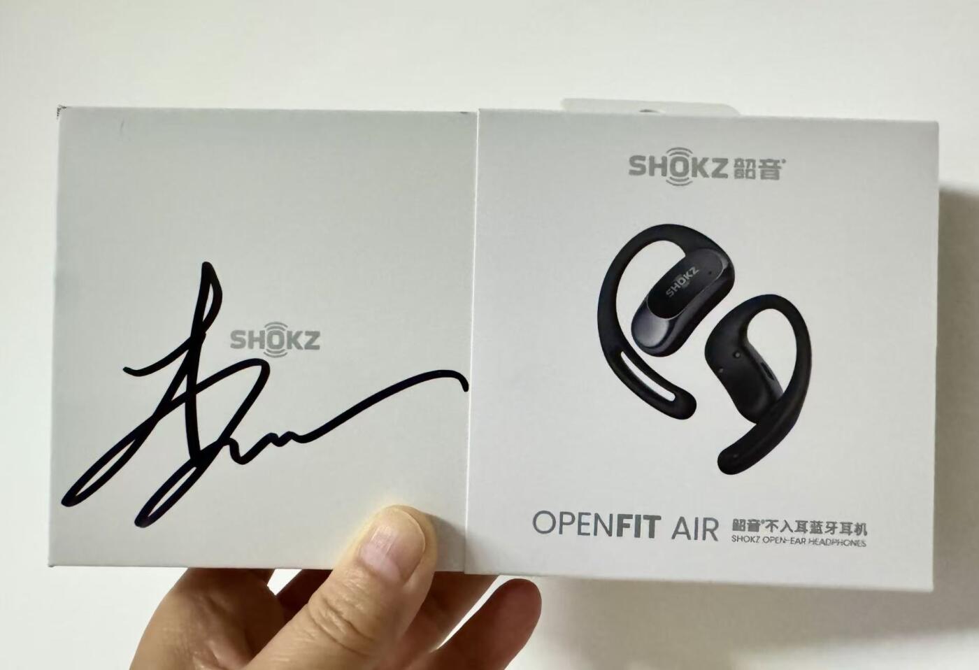 零元拍：李现亲笔签名韶音OPENFIT AIR玄武黑空气传导蓝牙耳机外盒，韶音抽奖那款。愿你继续带着热爱奔赴山海，每段征途都有音乐与掌声相伴。
