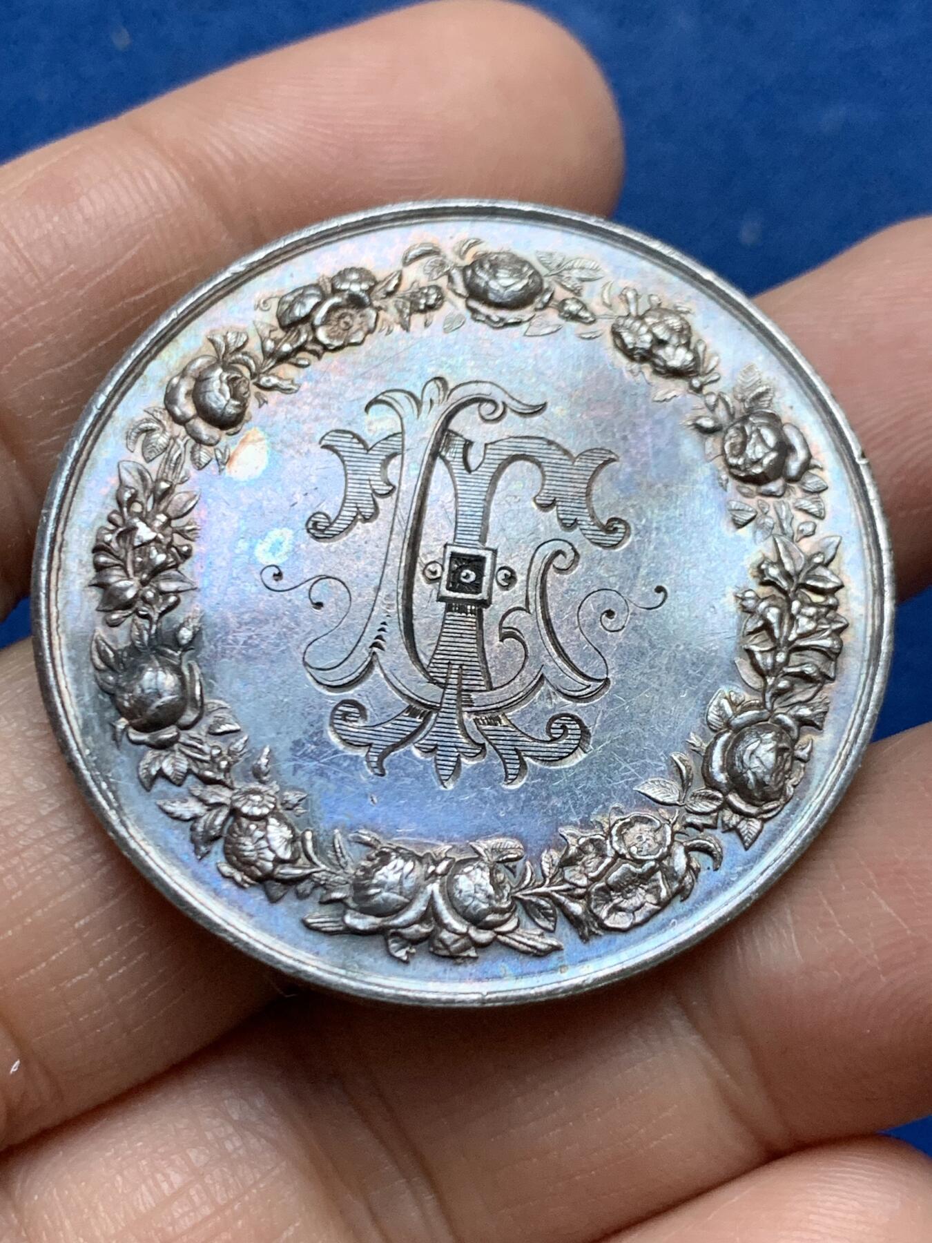 《竞宝斋》第453场 周日，周一 2场连拍 （全场包邮，欢迎送拍） 法国婚姻与爱情纪念银章 背面花体字漂亮 1881 丰饶角银标 24.4克 39.2mm