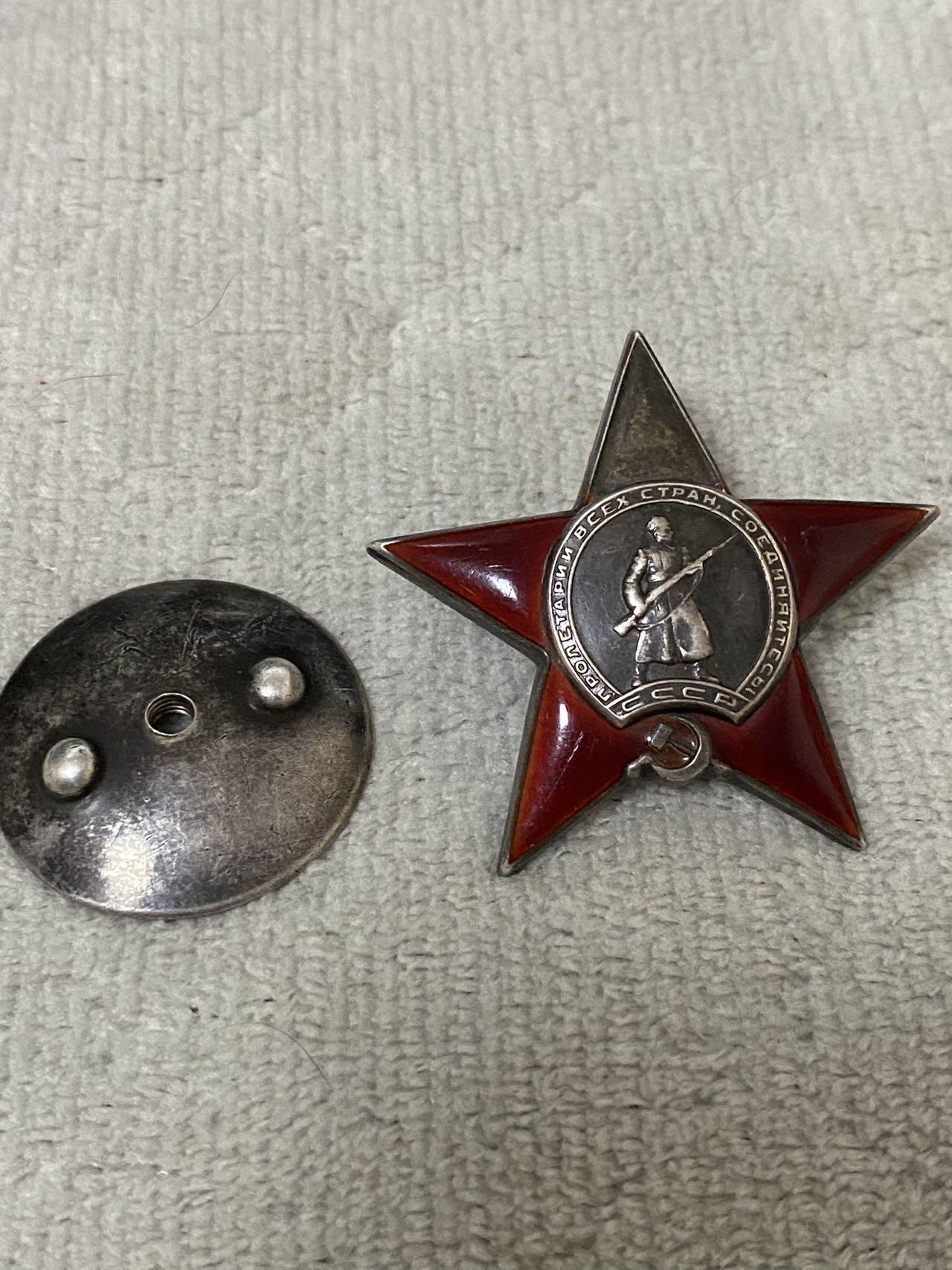 苏联勋章奖章1月5日晚上九点结束在麦稀奇 找不到的加我qq或者微信都是184277308备注苏章拍卖。最好加微信群每次都会通知还有提前可以一口价的 最近会持续拍卖一些东西。 苏联红星勋章 库尔斯克战役埋雷炸坦克 台阶版 180652 原配银轮 顶角磕碰 Прохватило Павел Степанович 第6工程设障营3连政治副指挥员助理