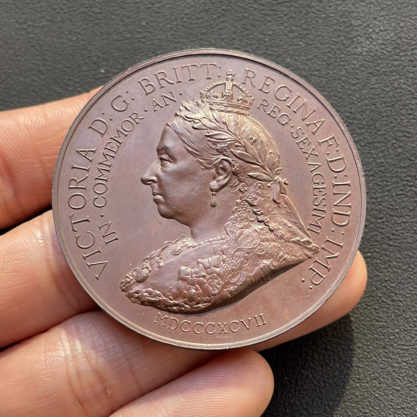 「木头集藏」章牌专场-第65场 1897年英国维多利亚女王钻石禧年纪念铜章，直径：51 mm，品相不错。