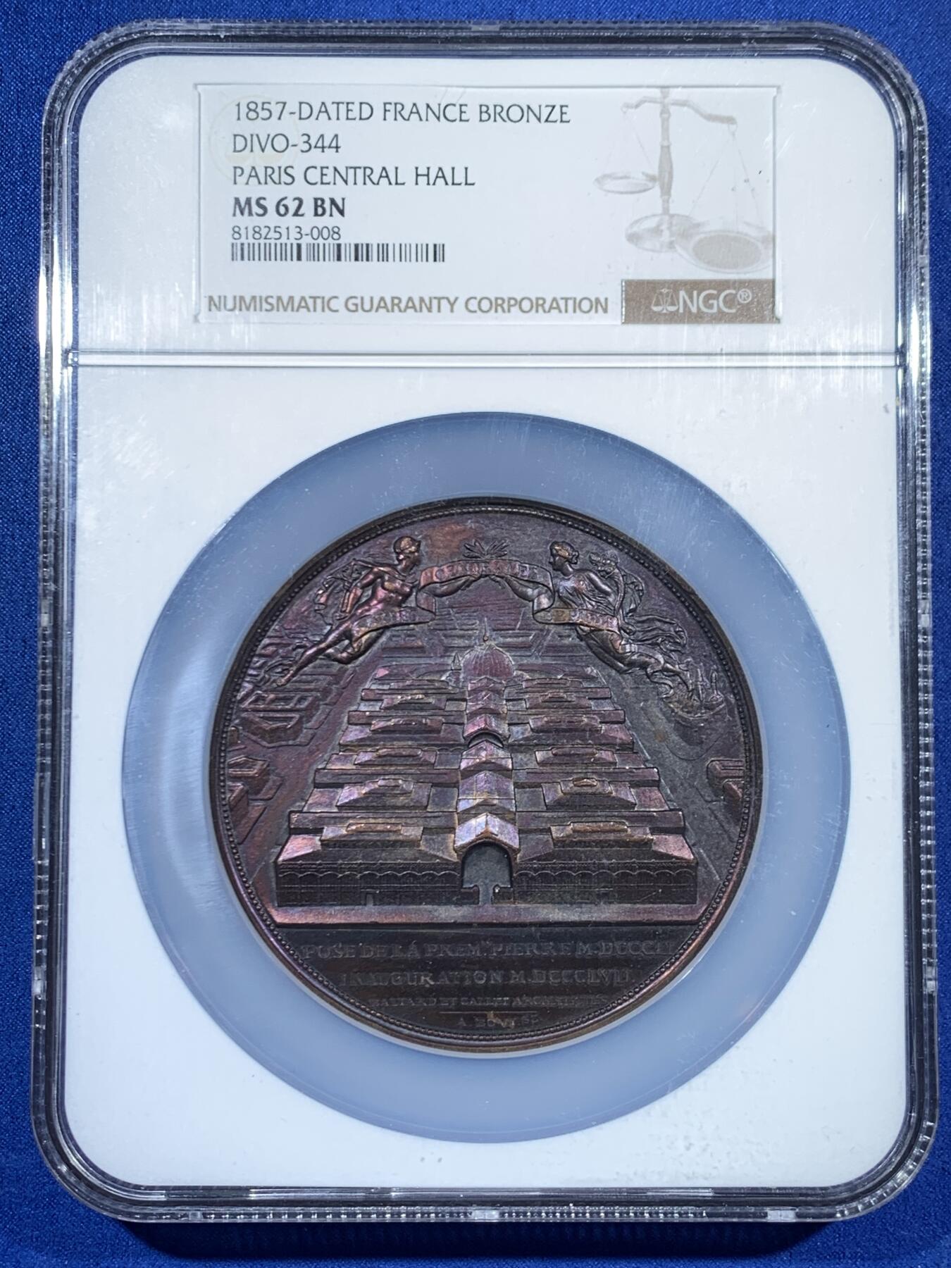 《竞宝斋》第453场 周日，周一 2场连拍 （全场包邮，欢迎送拍） NGC MS62BN 法国巴黎中央市场奠基仪式纪念章。巴黎中央市场由拿破仑三世推动建设，于1857年奠基，1866年完工。设计者维克多·巴尔塔德是法国著名建筑师，他设计的中央市场被誉为“巴黎的肚腹”。加大加厚盒