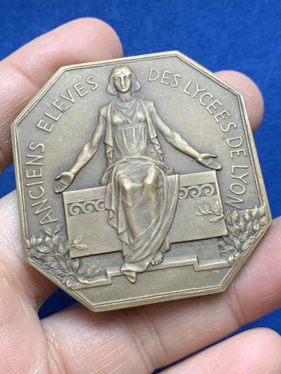 《竞宝斋》第453场 周日，周一 2场连拍 （全场包邮，欢迎送拍） - 1924年里昂中学校友会纪念八角铜章 58.45克 49.5*53mm 三角边铭