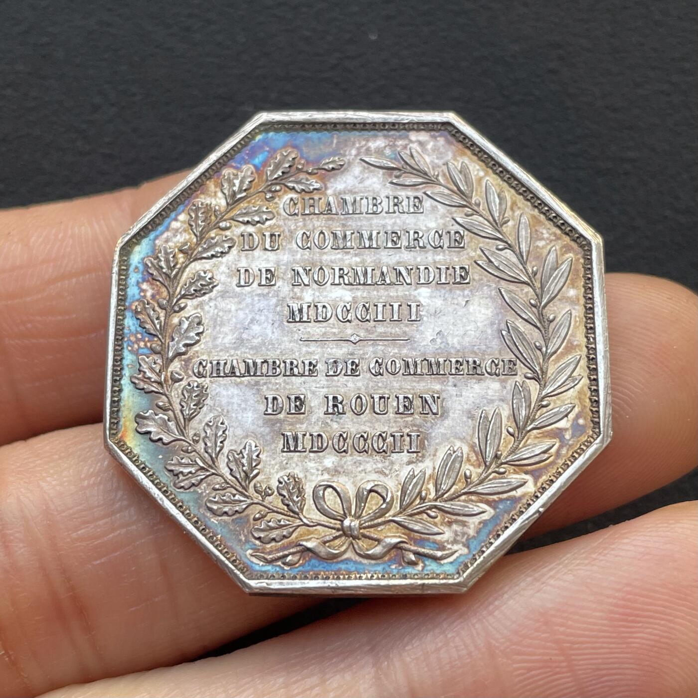 「木头集藏」章牌专场-第65场 法国诺曼底商会银章  直径：34 mm，16.9g，无边铭，彩色氧化，品相不错。