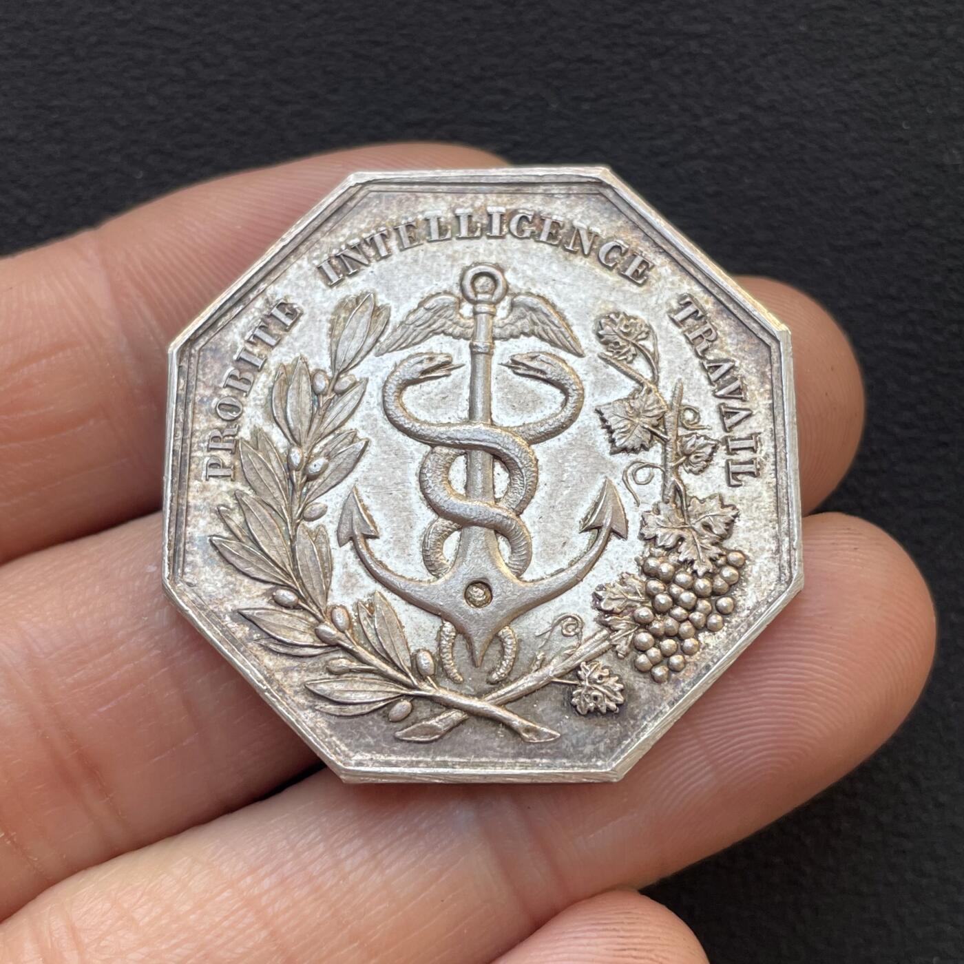 「木头集藏」章牌专场-第65场 法国蒙彼利埃工商会八角银章，直径：34 mm，18 g，边铭：丰饶角 1 ARGENT，少见八角，品相很不错。