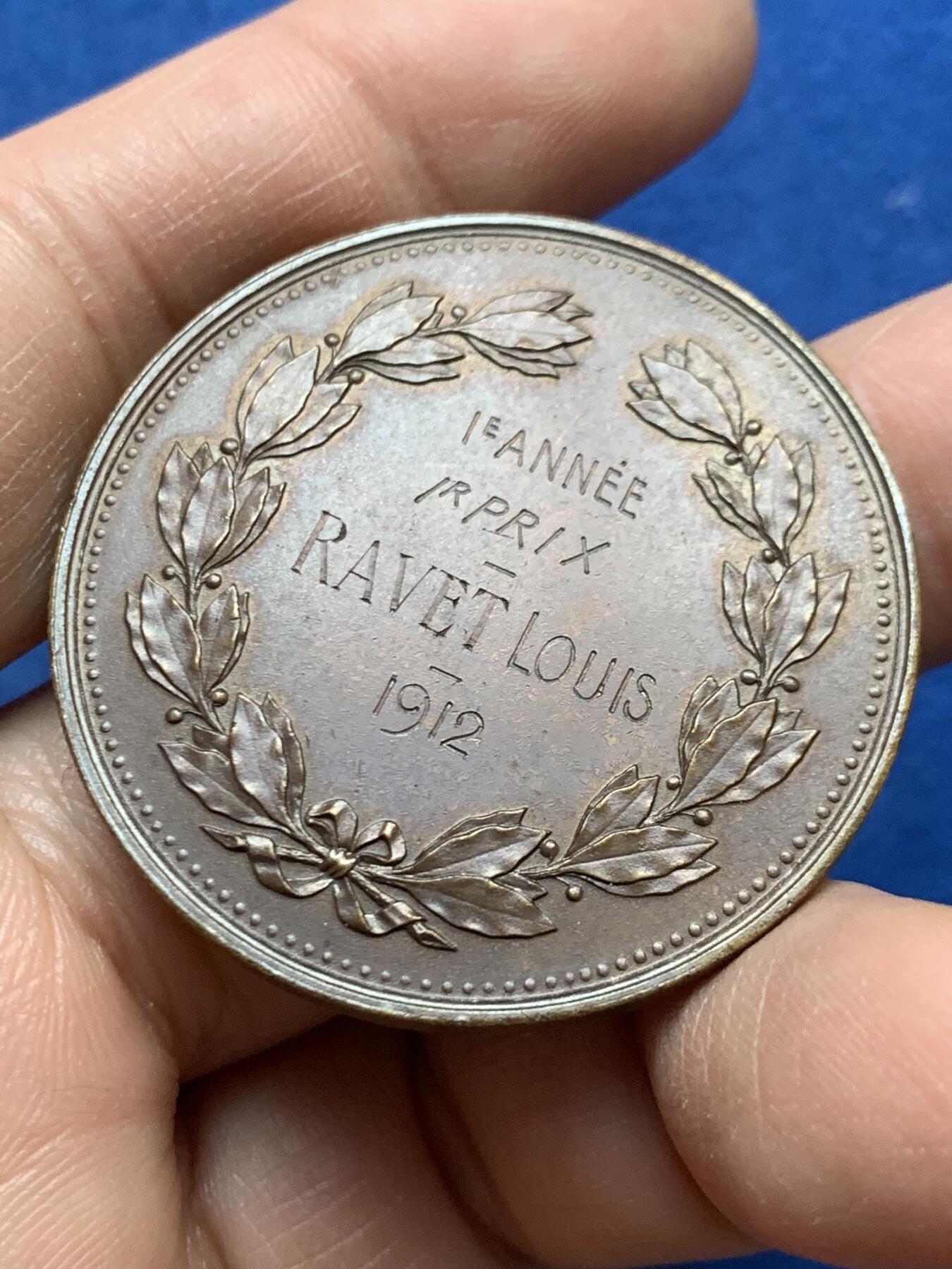 《竞宝斋》第453场 周日，周一 2场连拍 （全场包邮，欢迎送拍） 1912年拉赛尔学校体操比赛高浮雕拿剑狮子铜章 23.2克 40.5mm 带盒 细节见图