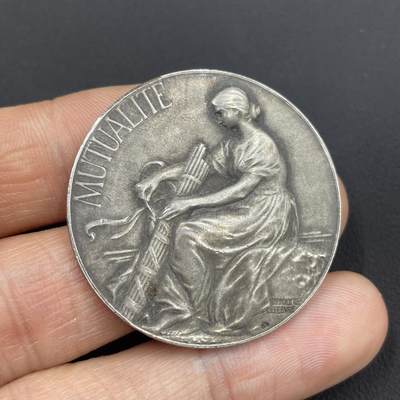 「木头集藏」章牌专场-第65场 - 1925年法国“La Mondiale”人寿保险公司创立20周年纪念银章，直径：36 mm，18.5 g，边铭：菱形厂标 ARGENT，边有一处铸造缺陷。