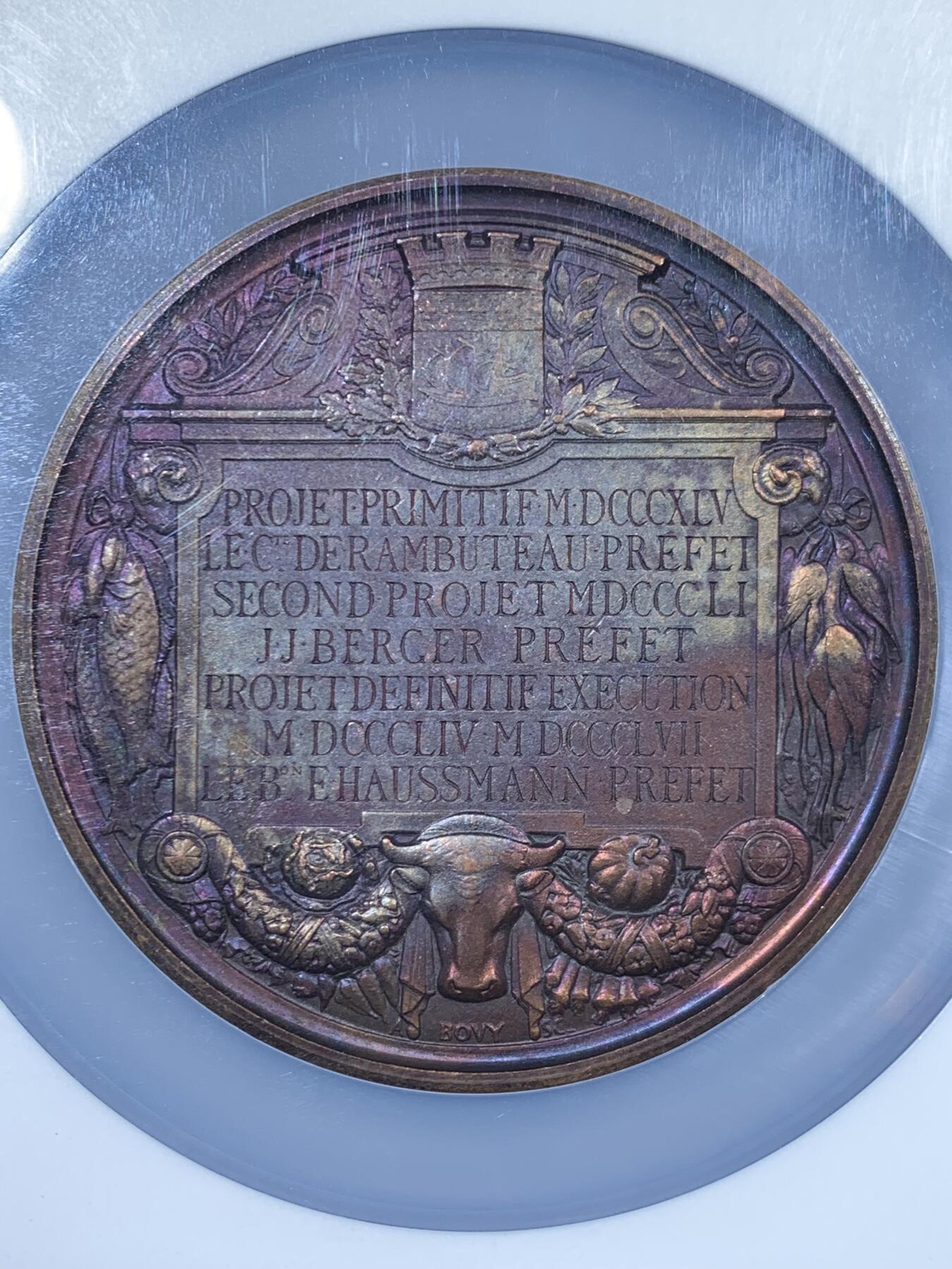 《竞宝斋》第453场 周日，周一 2场连拍 （全场包邮，欢迎送拍） NGC MS62BN 法国巴黎中央市场奠基仪式纪念章。巴黎中央市场由拿破仑三世推动建设，于1857年奠基，1866年完工。设计者维克多·巴尔塔德是法国著名建筑师，他设计的中央市场被誉为“巴黎的肚腹”。加大加厚盒