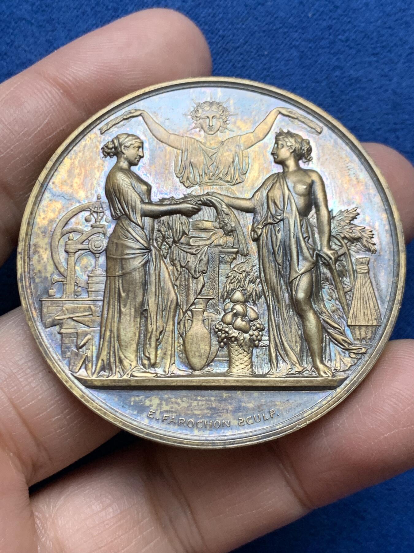 《竞宝斋》第453场 周日，周一 2场连拍 （全场包邮，欢迎送拍） 1864年法国罗讷省职业教育协会纪念镀金大银章 63.6克 50.5mm 丰饶角银 盒装