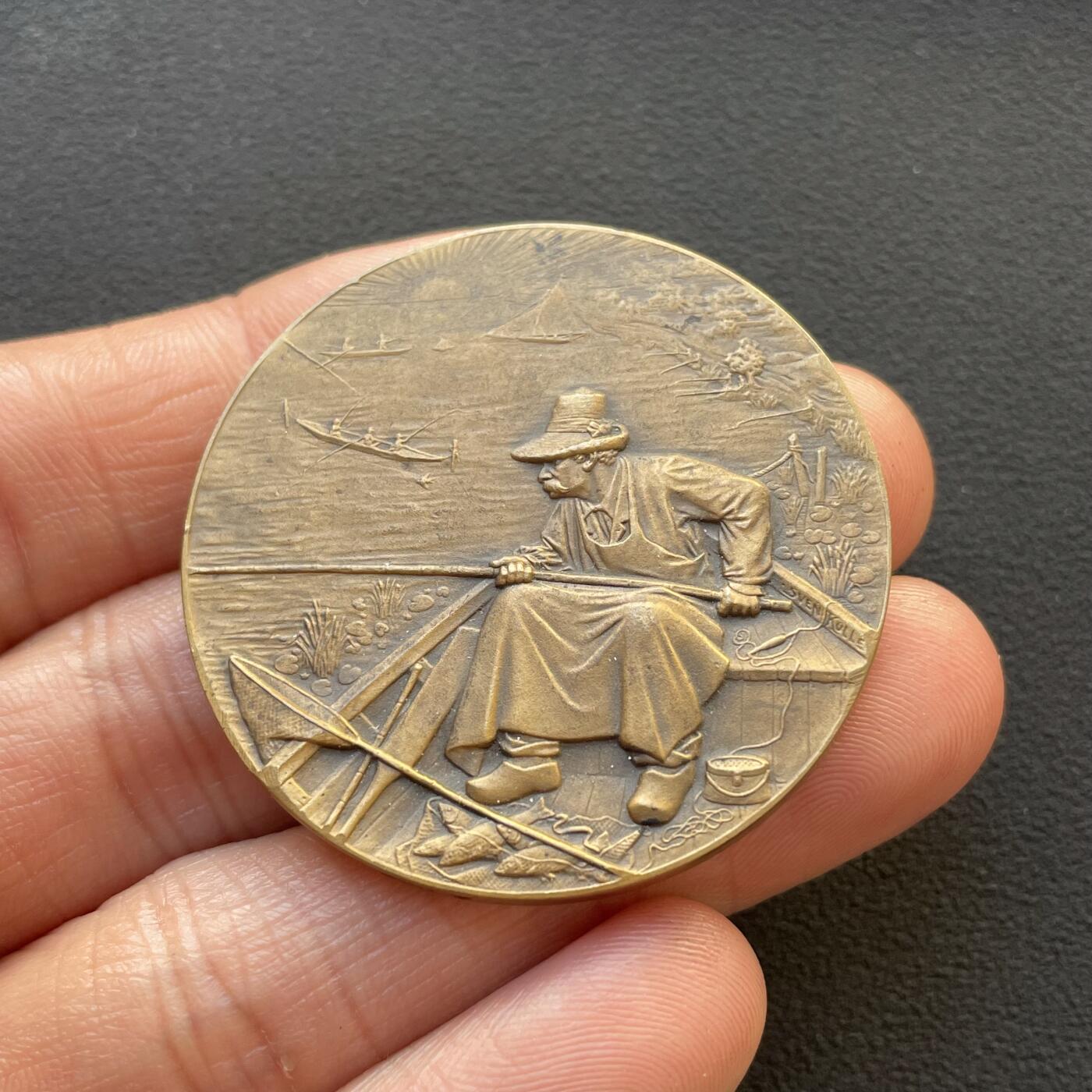 「木头集藏」章牌专场-第65场 法国钓鱼协会铜章，直径：41 mm，33.8 g，边铭：三角厂铭 BRONZE，少见钓鱼题材，品相不错。