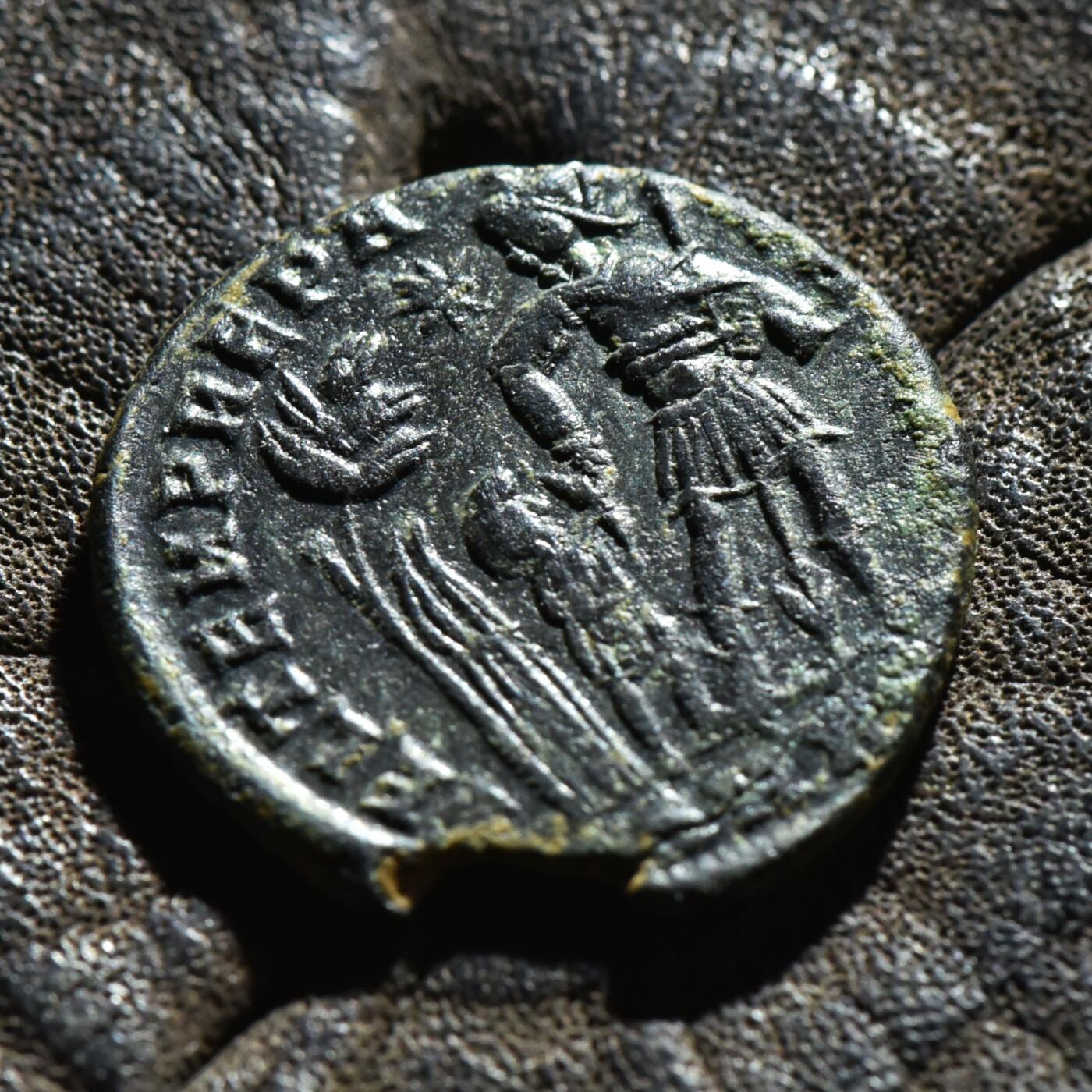 【良泉】第45期【直播场】1月15日晚19.30点开拍！ 208组，西方古代钱币、丝路古珠杂项专场 【少见】【百分币】公元348-351年【古罗马】君士坦提乌斯二世“罗马士兵安置戴自由帽的蛮族”3.04克