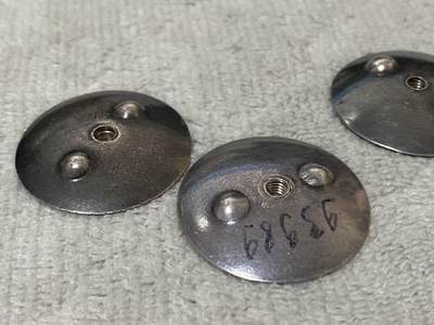 苏联勋章奖章1月5日晚上九点结束在麦稀奇 找不到的加我qq或者微信都是184277308备注苏章拍卖。最好加微信群每次都会通知还有提前可以一口价的 最近会持续拍卖一些东西。 苏联勋章早期的银质后盖三个 可以配早期的章