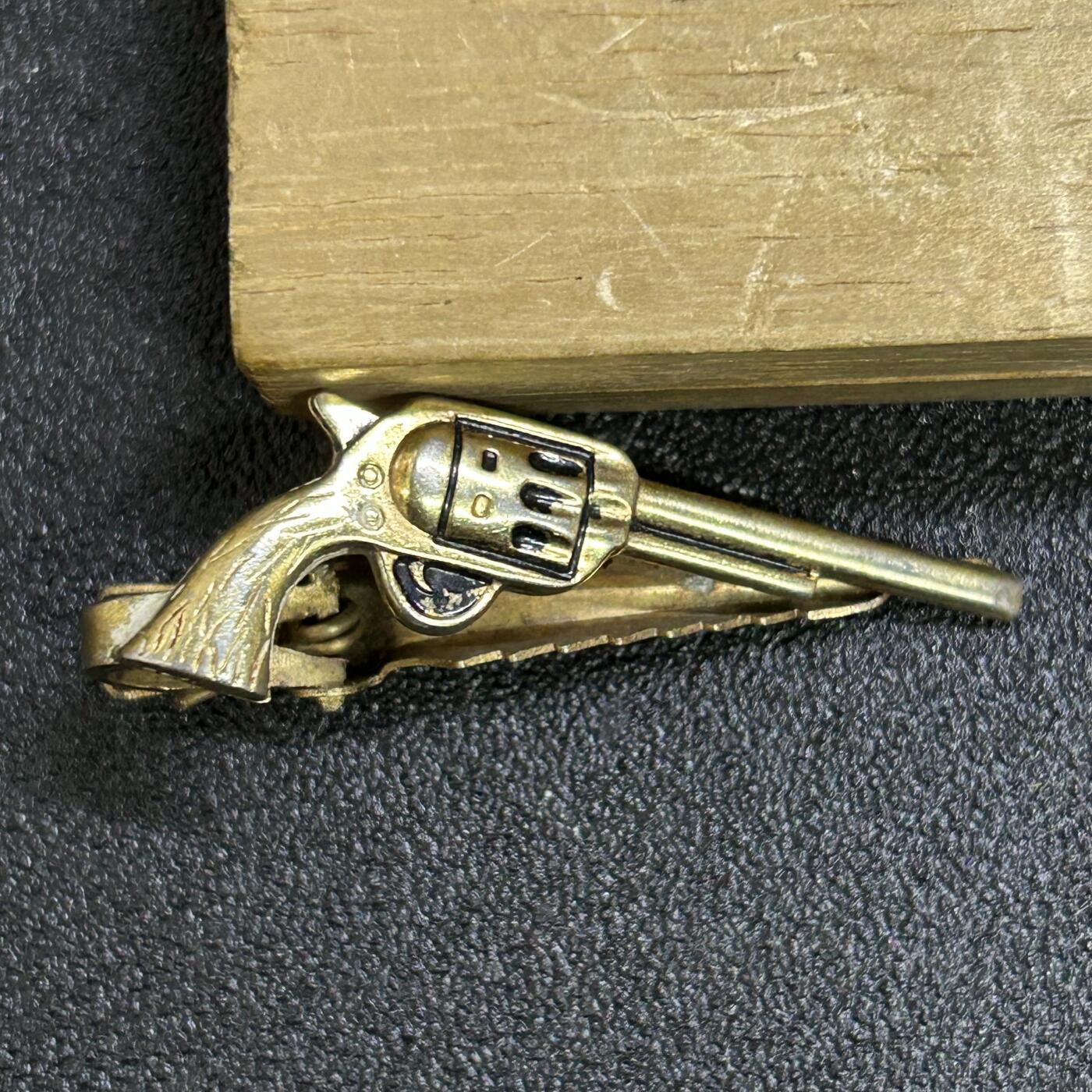 西秦中古拍卖第七十一期 银制转轮手枪领带夹 重5.1克