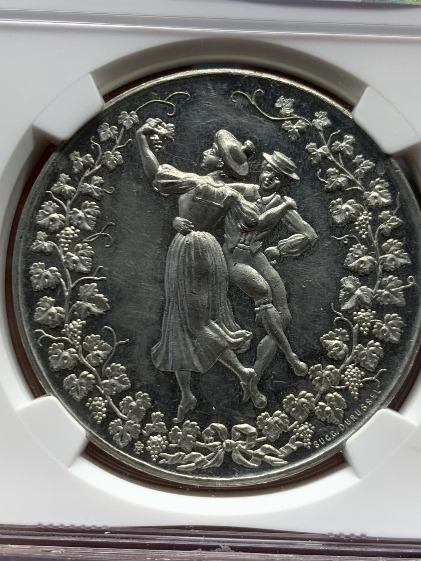 《竞宝斋》第453场 周日，周一 2场连拍 （全场包邮，欢迎送拍） NGC MS62 瑞士 1889年 葡萄园 景观锌章 为丰收而舞 整体非常值得收藏