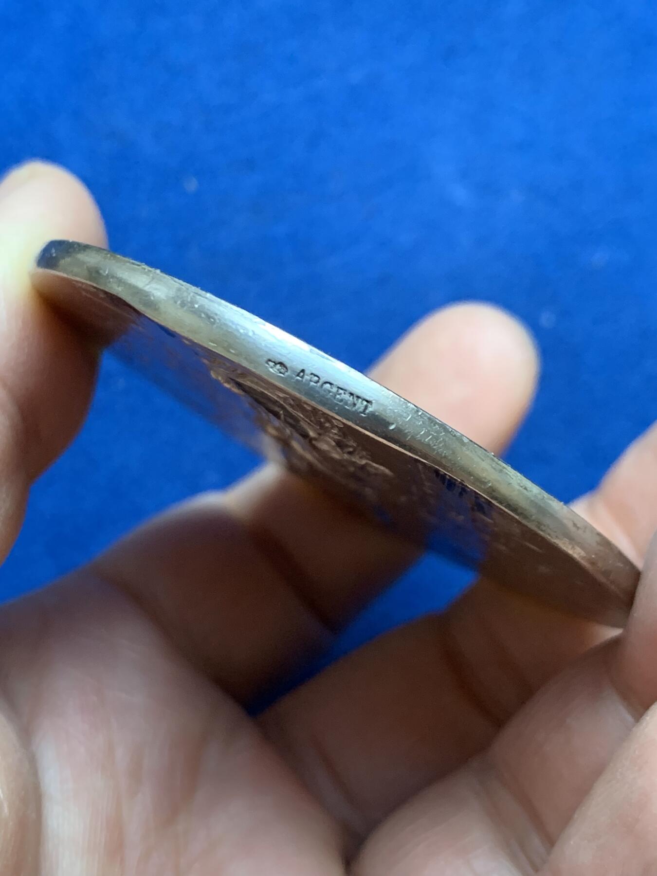 《竞宝斋》第453场 周日，周一 2场连拍 （全场包邮，欢迎送拍） 名家名作 法国体操协会联合会纪念大银章 81.55克 58.4mm 丰饶角银标