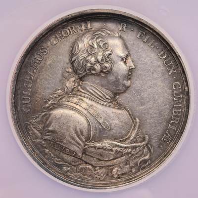 凡希社世界钱币微拍第三百十六期 - 1746英国击败雅各宾党军队的库洛登战役纪念大银章NGC-MS61，画面中，象征英国权威的“大力神”形象（暗指坎伯兰公爵）踩踏着叛乱者（代表雅各宾派），同时扶持不列颠尼亚（英国的拟人化象征）。此枚原铸银章以古典神话范式，宣扬英国的军事胜利，强化王权合法性。