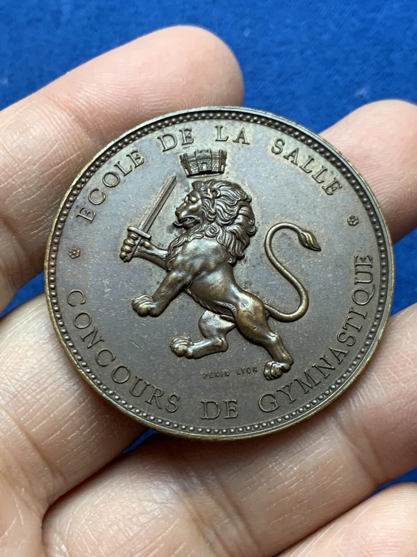 《竞宝斋》第453场 周日，周一 2场连拍 （全场包邮，欢迎送拍） 1912年拉赛尔学校体操比赛高浮雕拿剑狮子铜章 23.2克 40.5mm 带盒 细节见图