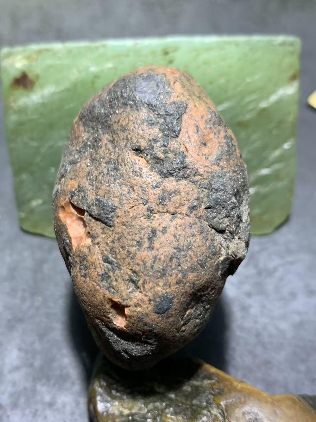 精美黑红皮开窗料南红玛瑙原石一颗，