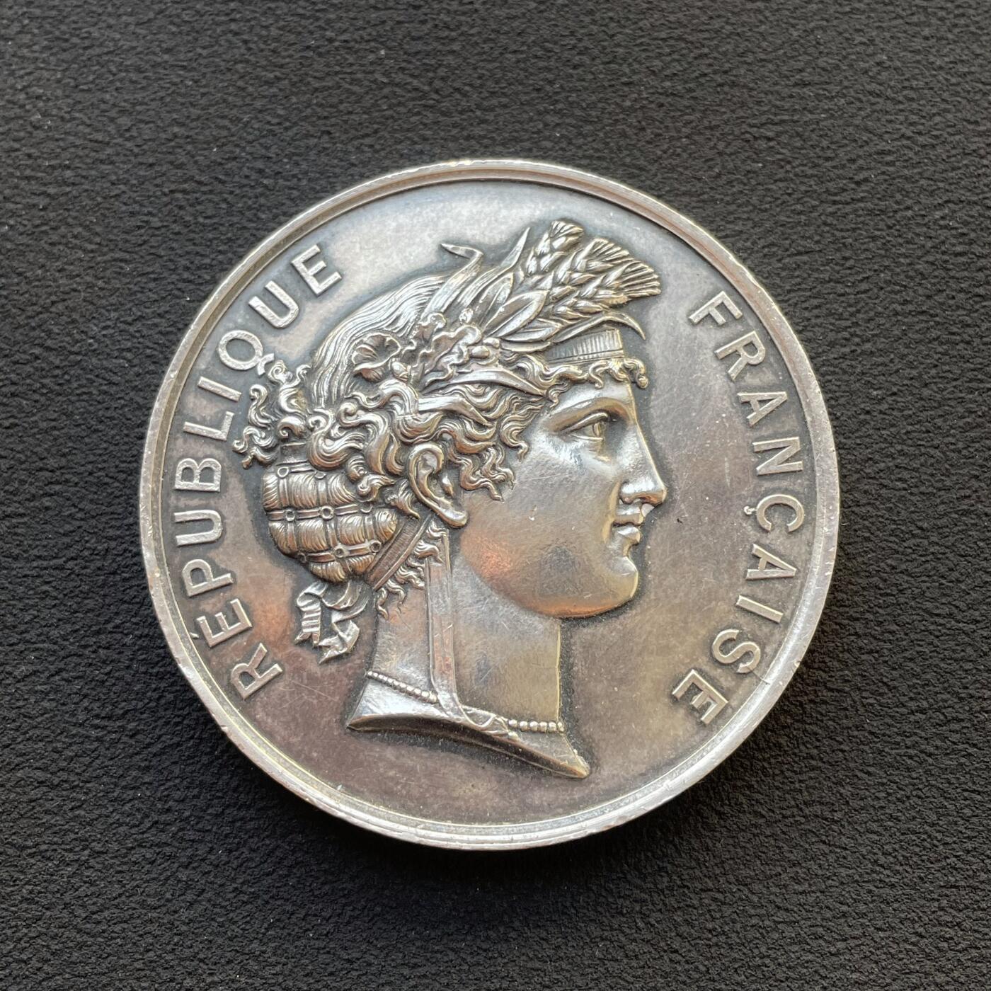 「木头集藏」章牌专场-第65场 1903年法国奥尔良与卢瓦雷省园艺协会银章，直径：46.7 mm，47.2 g，边铭：菱形厂标 密涅瓦银标 ARGENT 950/1000，背面花卉果蔬刻画很细致。