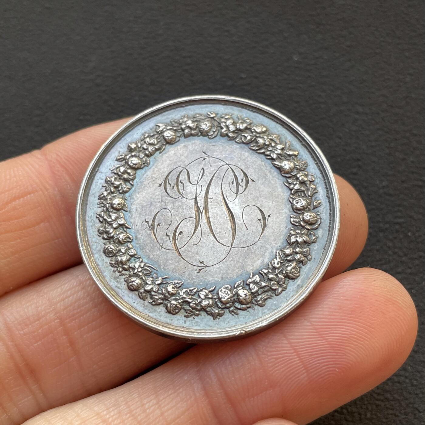 「木头集藏」章牌专场-第65场 1857年法国婚礼纪念银章，直径：33.5 mm，16 g，边铭：手指 ARGENT （1845-1860）。