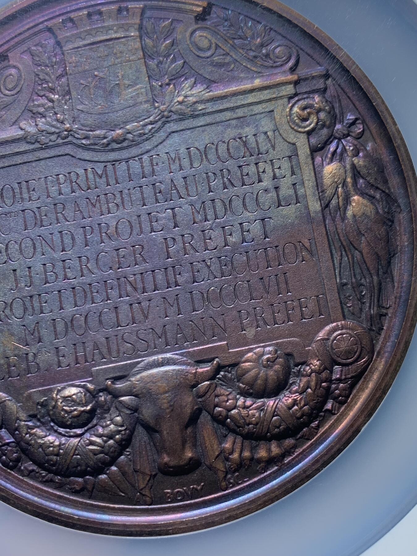 《竞宝斋》第453场 周日，周一 2场连拍 （全场包邮，欢迎送拍） NGC MS62BN 法国巴黎中央市场奠基仪式纪念章。巴黎中央市场由拿破仑三世推动建设，于1857年奠基，1866年完工。设计者维克多·巴尔塔德是法国著名建筑师，他设计的中央市场被誉为“巴黎的肚腹”。加大加厚盒