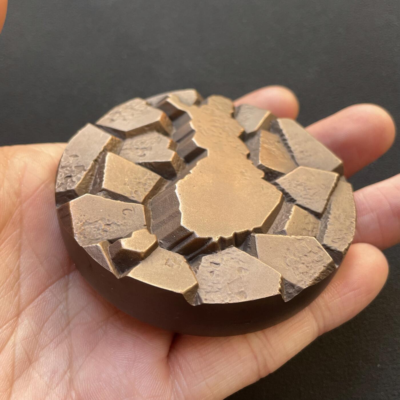 「木头集藏」章牌专场-第65场 芬兰银行（芬兰中央银行）175周年纪念加厚纪念大铜章，直径：70 mm，403g，特别加厚，超高浮雕，厚重压手。正面图案为高浮雕罗马柱基座，象征央行是芬兰国家的重要支柱基础。背面是抽象的芬兰地图高浮雕造型。 芬兰银行是芬兰共和国的中央银行，也是欧洲中央银行系统的成员。