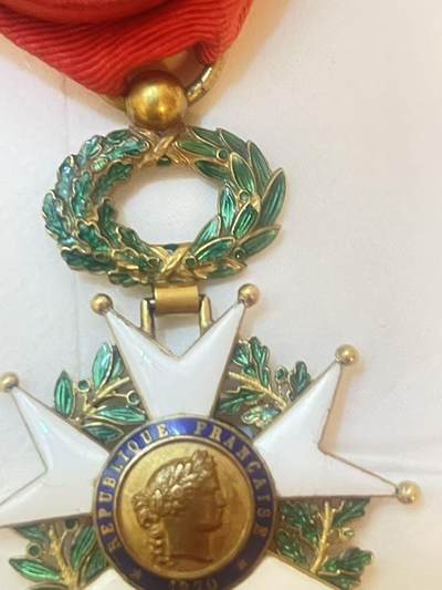 苏联勋章奖章1月5日晚上九点结束在麦稀奇 找不到的加我qq或者微信都是184277308备注苏章拍卖。最好加微信群每次都会通知还有提前可以一口价的 最近会持续拍卖一些东西。 法国荣誉军团勋章 （代拍）珐琅基本完整 有些小瑕疵无伤大雅 完美主义者绕行 非常漂亮