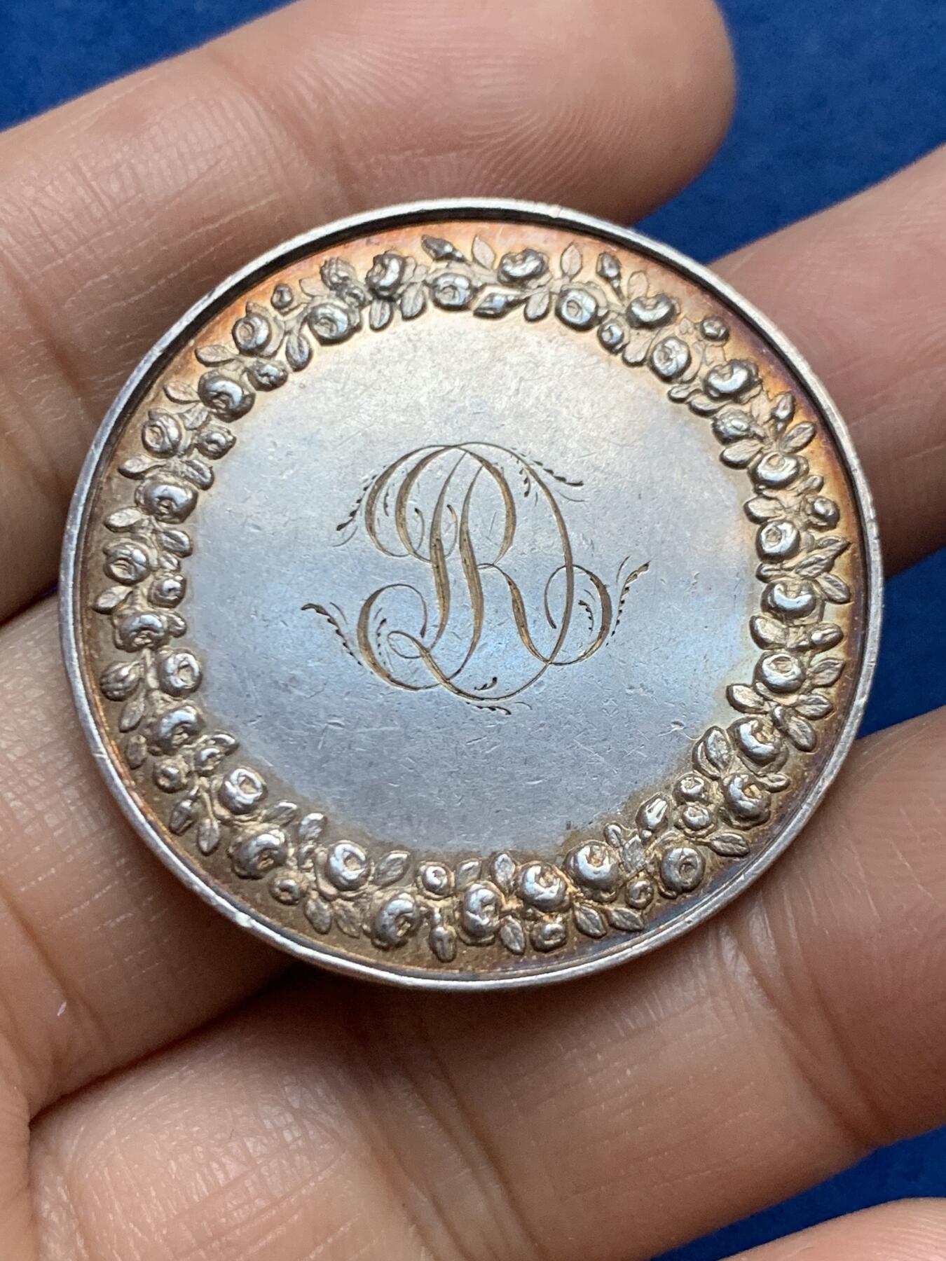 《竞宝斋》第453场 周日，周一 2场连拍 （全场包邮，欢迎送拍） 法国婚姻与爱情纪念银章 1847 手指银标 21.7克 36.1mm