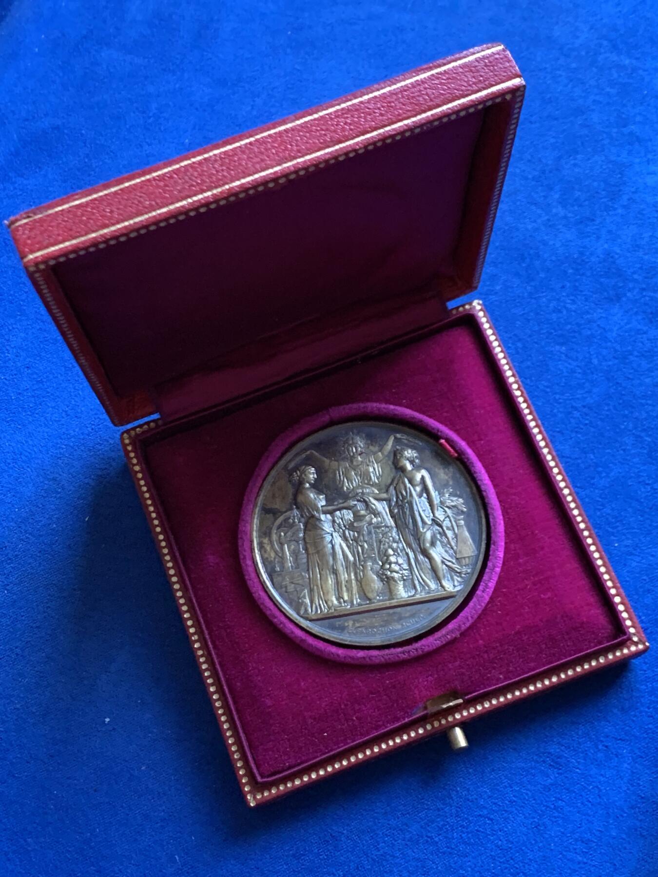 《竞宝斋》第453场 周日，周一 2场连拍 （全场包邮，欢迎送拍） 1864年法国罗讷省职业教育协会纪念镀金大银章 63.6克 50.5mm 丰饶角银 盒装